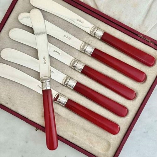 Boxed Art Deco silver plated & ruby Bakelite handles knives C1930