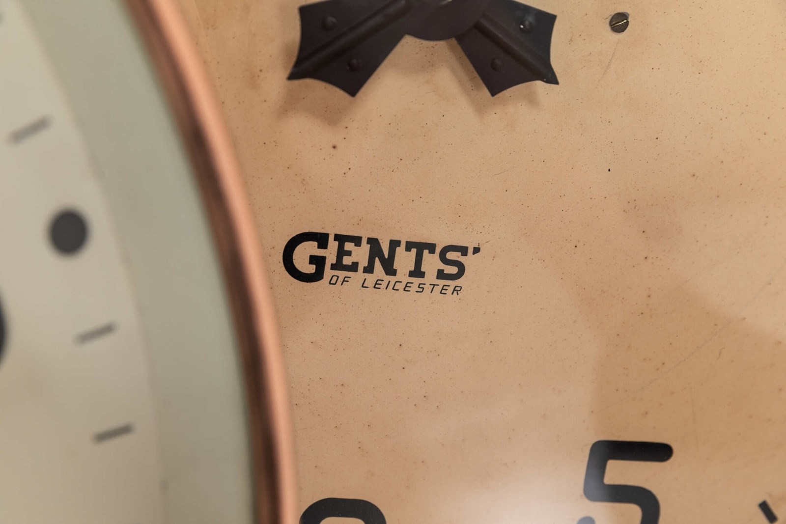ヴィンテージ 　Gents' of Leicester 壁掛け時計クォーツ Antique Copper Gents Of Leicester Factory Wall Clocks - Decorative