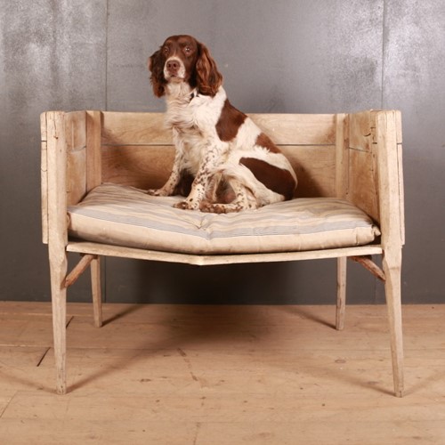 Country House Dog Bed