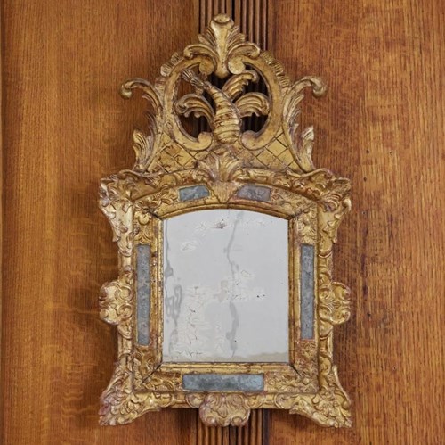 18Th Century Italian Giltwood Mirror Of Small Proportions 