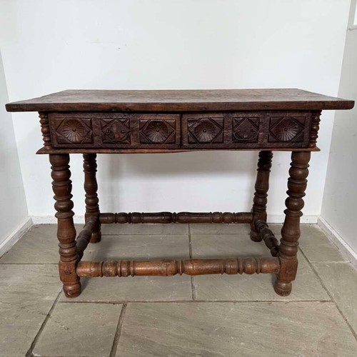 18th century Spanish chectnut side table - Catalan circa 1700