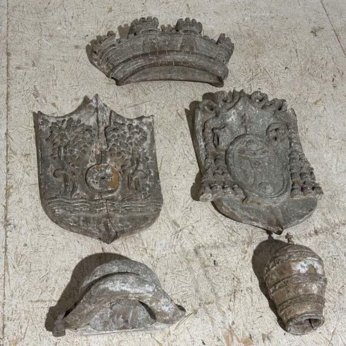 19th century carved pine armorial (5 x Pieces) (measurements are the larger peices)