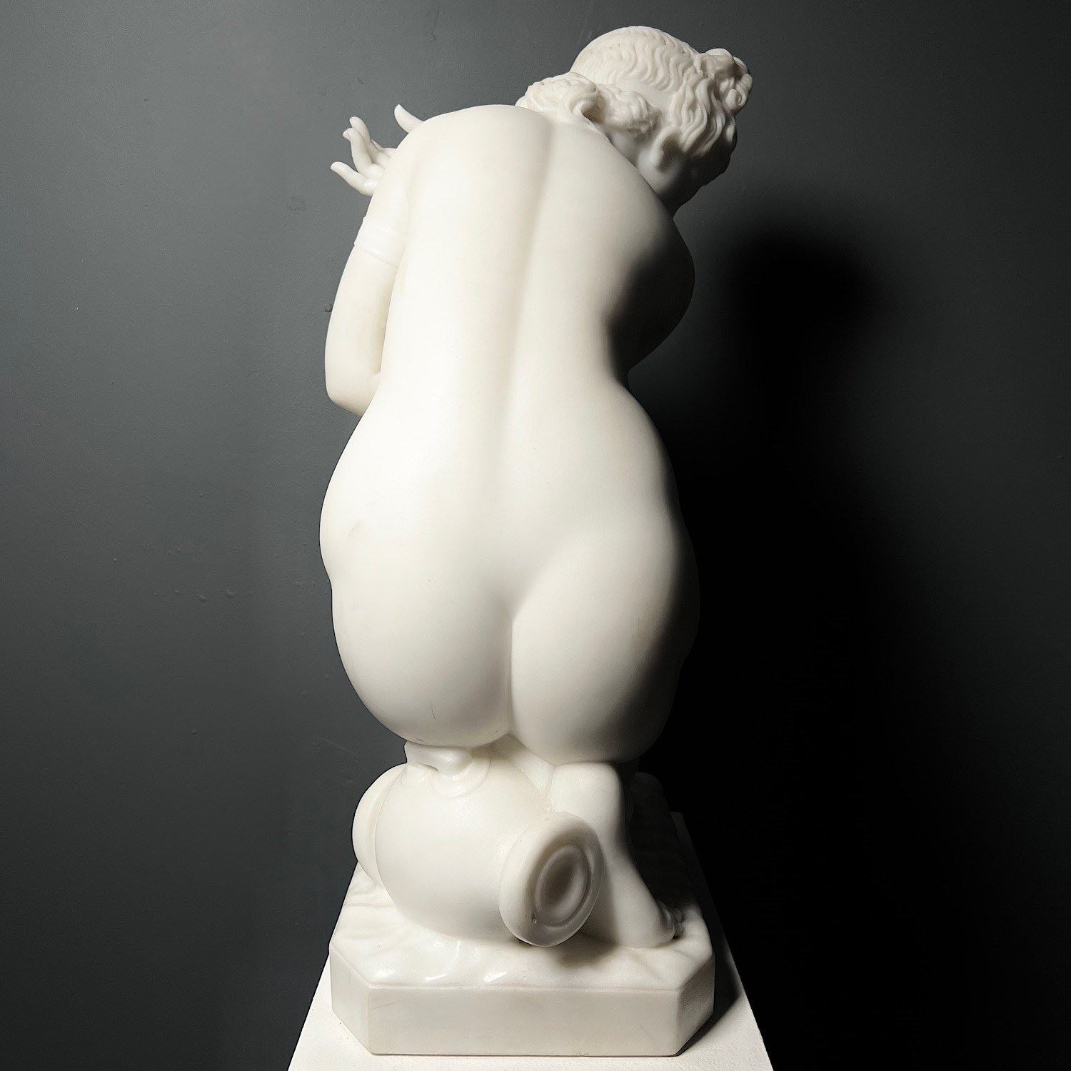 Italian Marble Statue Of Crouching Venus 19Th Century - Decorative  Collective