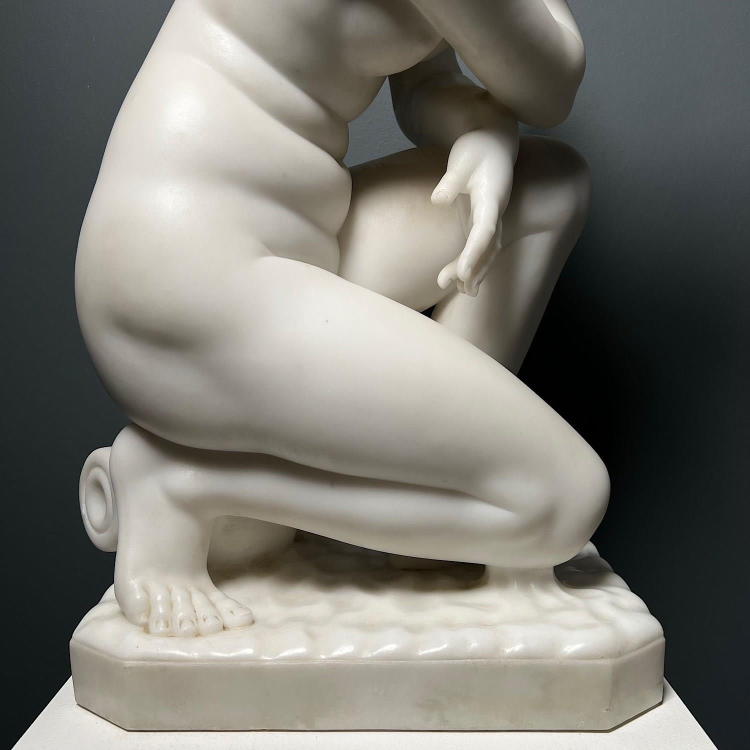 Italian Marble Statue Of Crouching Venus 19Th Century - Decorative  Collective