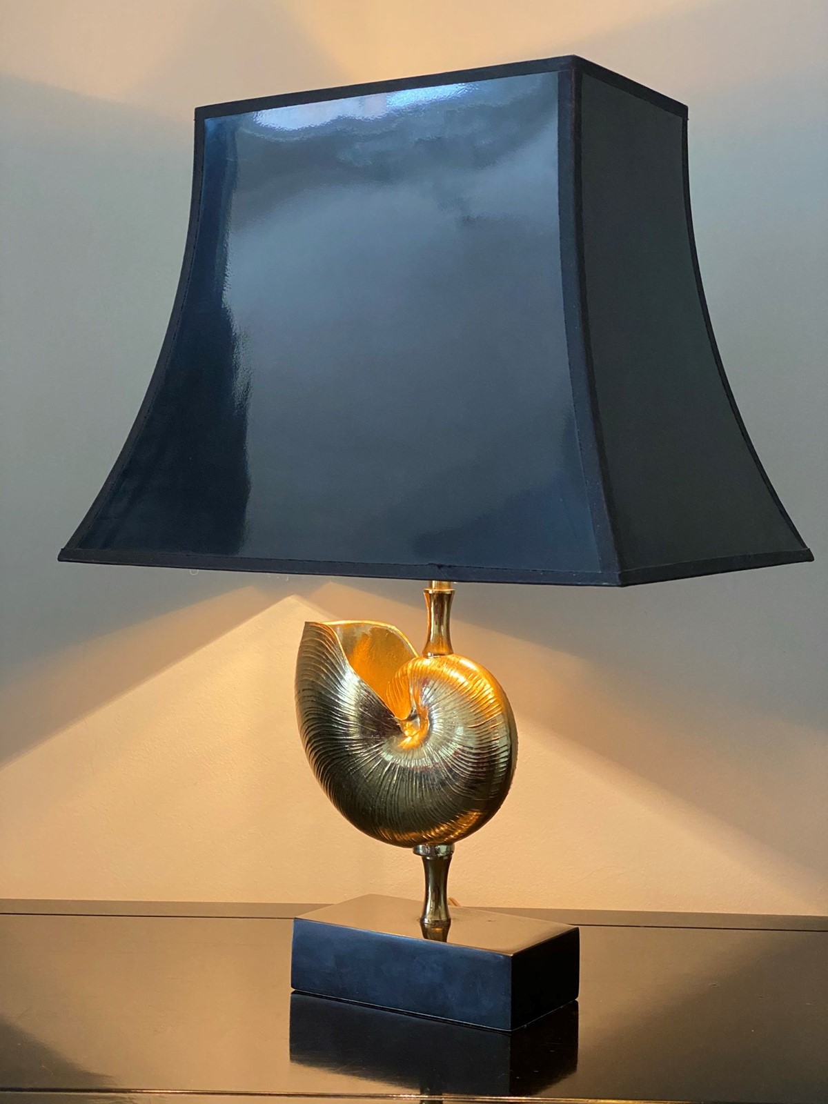 Vintage Brass Nautilus Shell Table Lamp, 1970s for sale at Pamono