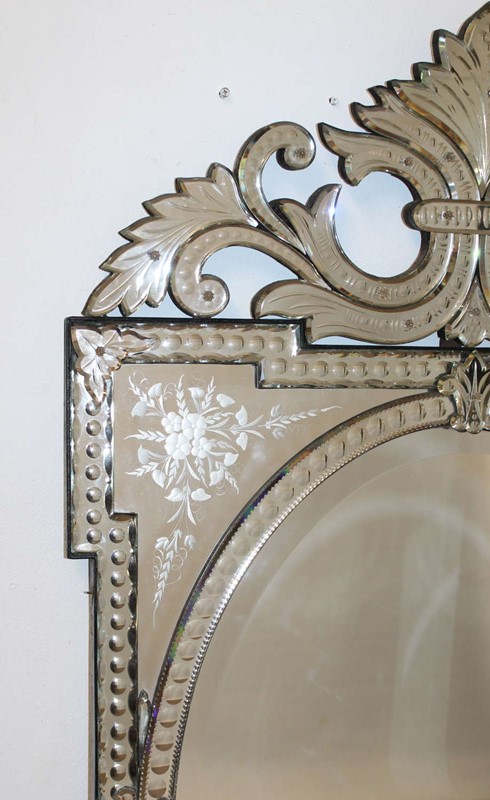 Antique Decorative Venetian Mirror-f6958cfa-5f9d-40e7-b015-f451aa329d5e.jpg