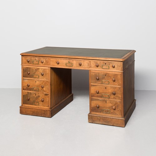 Superb Quality Large Victorian Figured Walnut Kneehole Desk