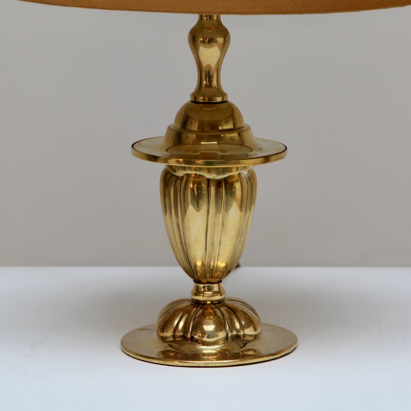 A Small Edwardian Brass Table Lamp-hone-gallery-1de7560f-0fe2-4953-ae57-bd3d72de129e-main-638150990665927643.jpeg