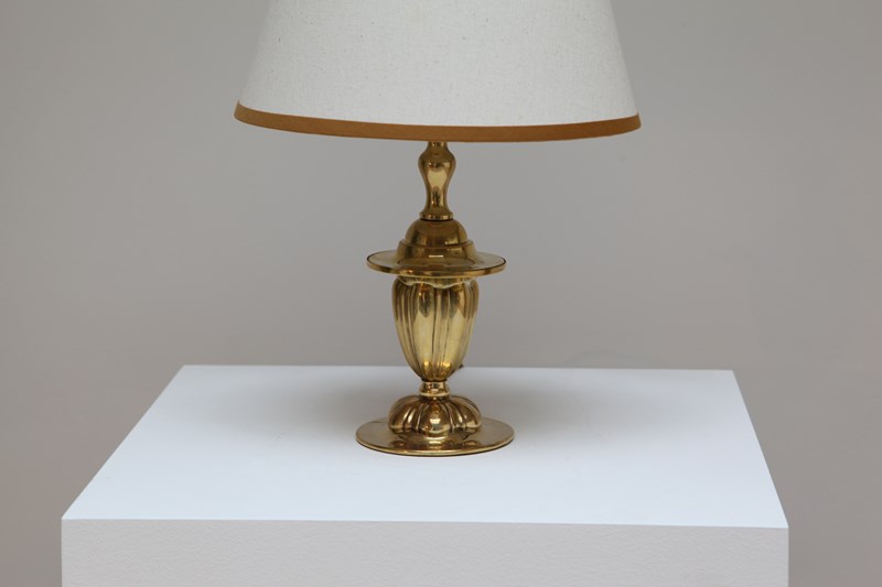 A Small Edwardian Brass Table Lamp-hone-gallery-29daa3b2-ae3a-4946-99b1-f725ae3a2b17-main-638150990614522389.jpeg