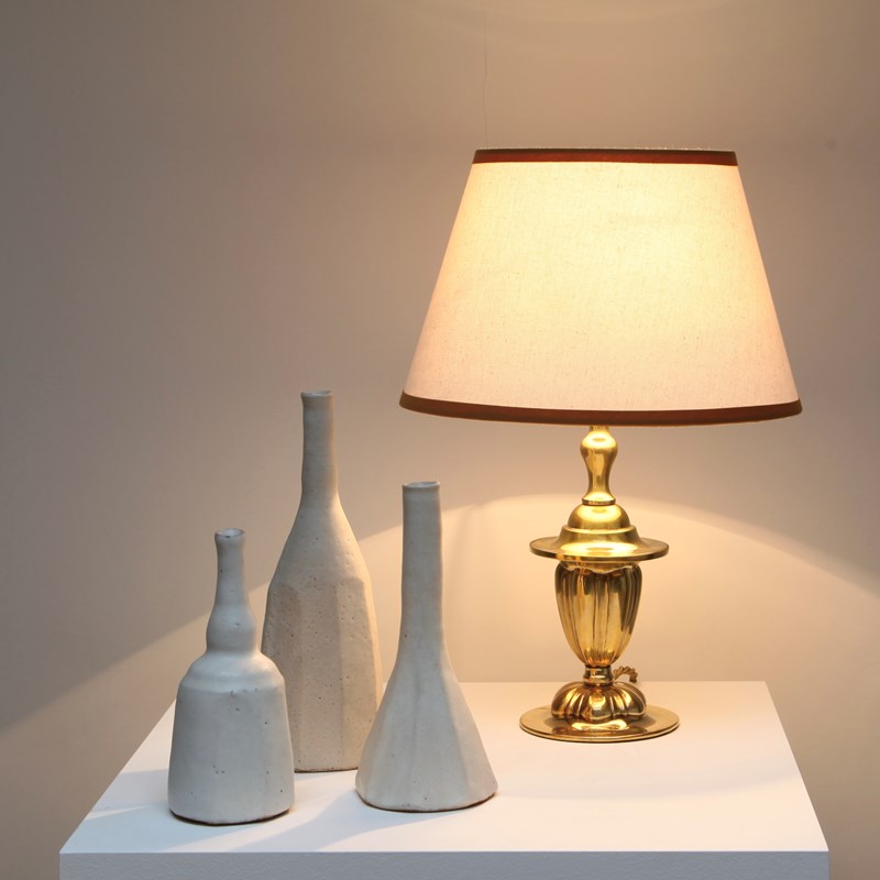 A Small Edwardian Brass Table Lamp-hone-gallery-566ee89b-c547-4ac8-a807-70ba7221f8fa-main-638150990685615185.jpeg