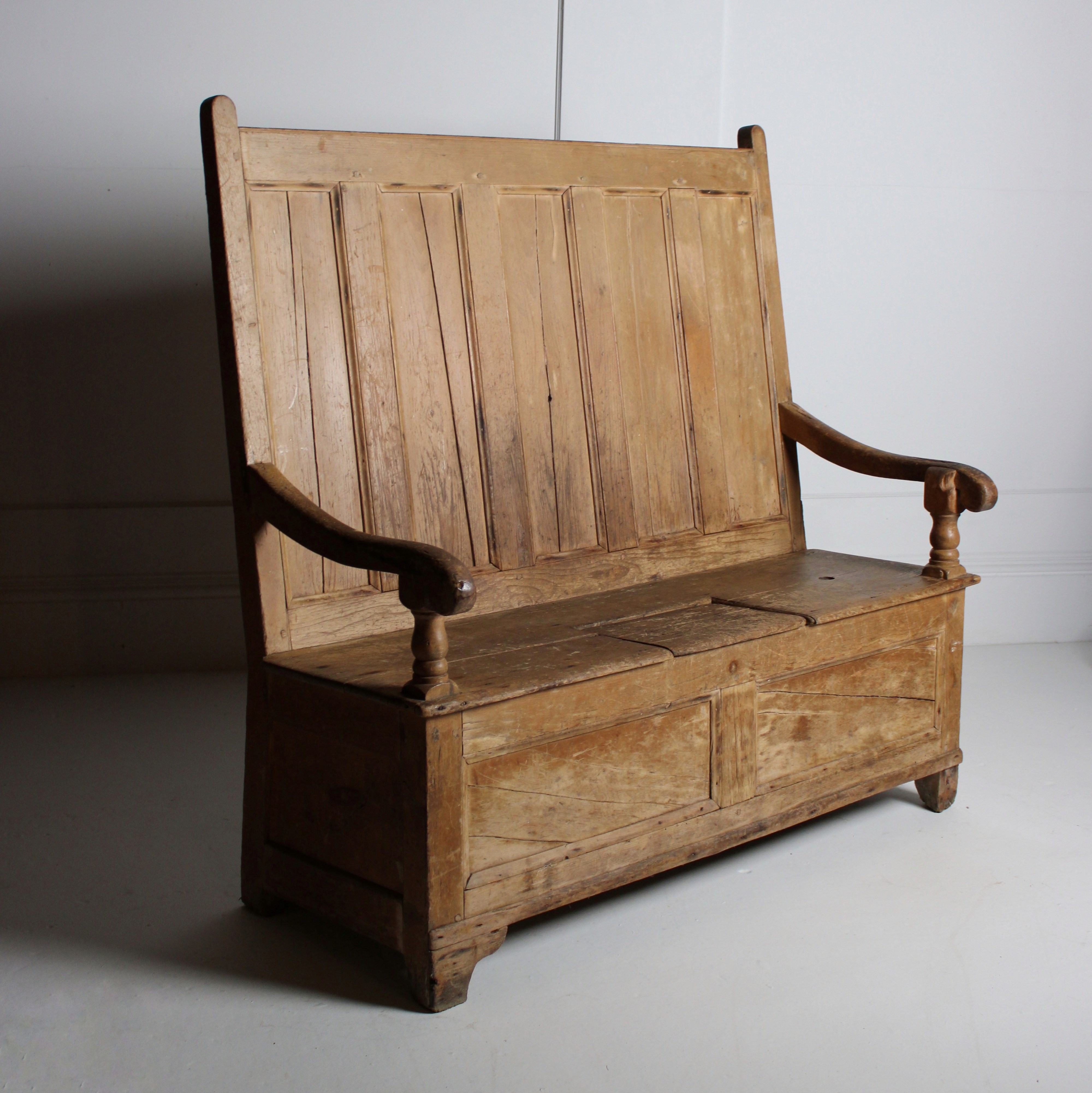 Large Pine Box Settle 19Th Century 