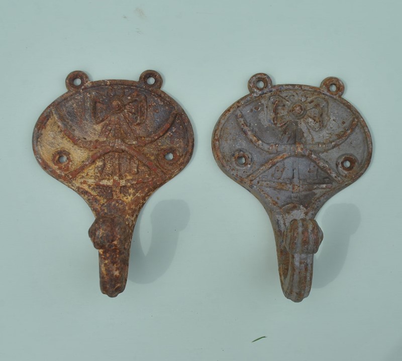 2 Cast  iron miners coat hooks-inglis-hall-antiques-dsc-0689-main-636955384322088941.JPG
