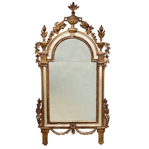 Italian 18Th Century Carved Giltwood Mirror