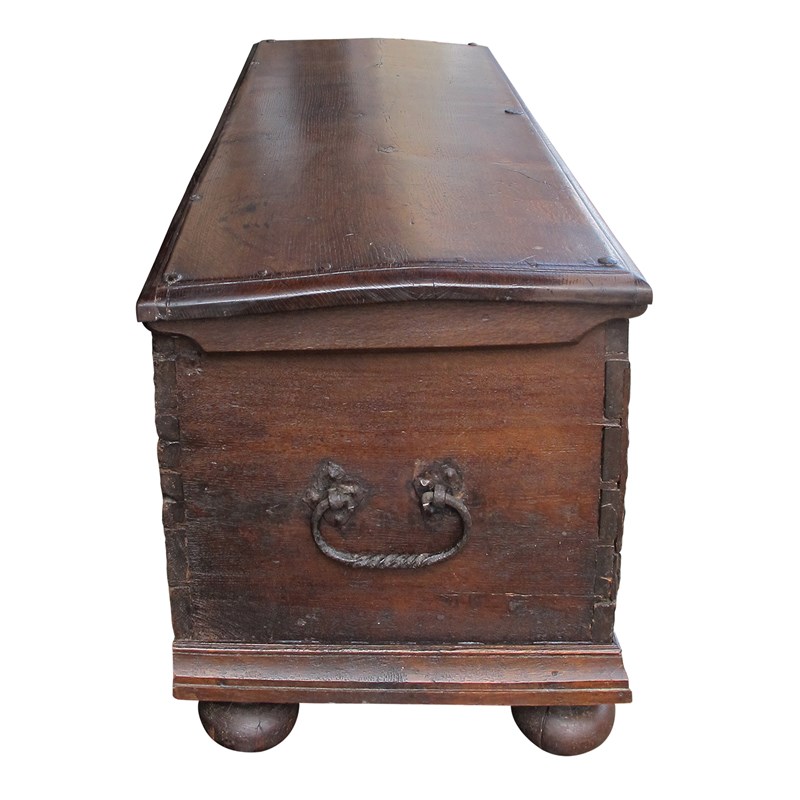 Early 18Th Century Large Marriage Oak Trunk With A Vaulted Lid, German-les-trois-garcons-img-38874-main-638201103712553151.jpg