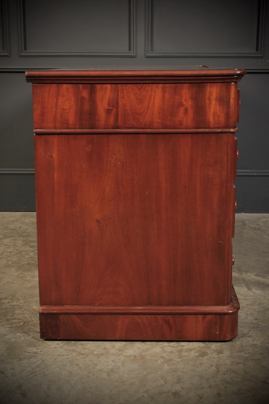 Victorian Mahogany Pedestal Desk-lt-antiques-fullsizeoutput-4843-main-638100696735363853.jpeg