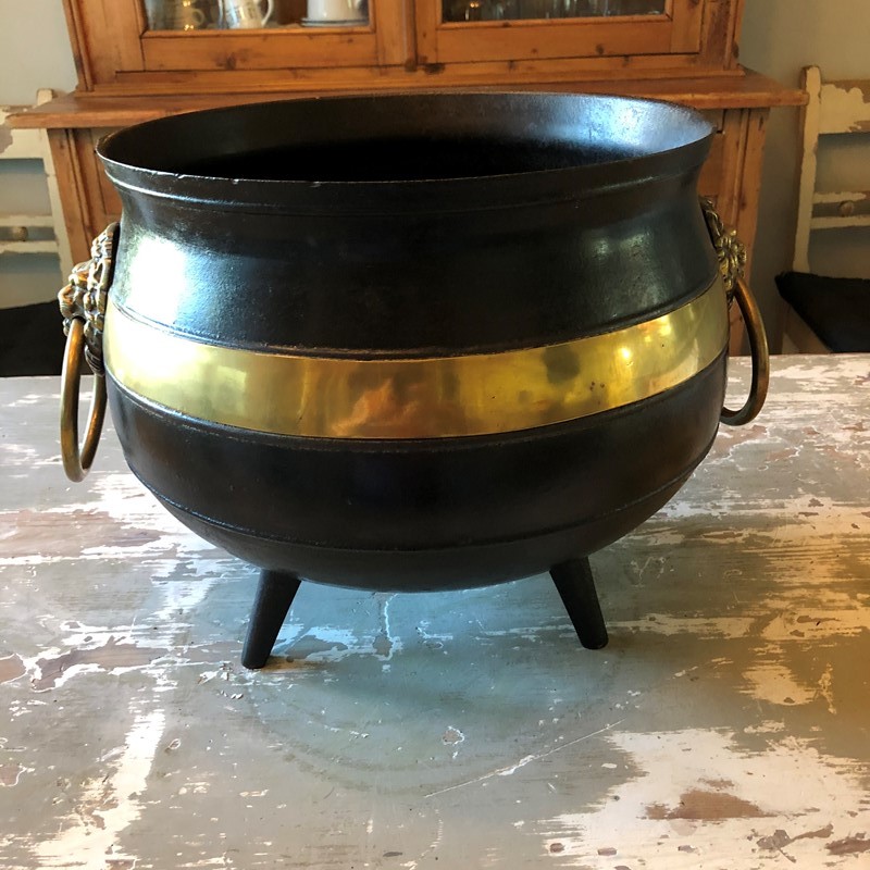A Brass And Iron Witches Cauldron -marchand-antiques-12207637-5e86-41b3-a711-95b4c7f39bcf-main-637341283749359387.jpeg