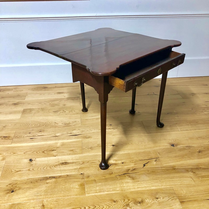 An English 18thC Mahogany sofa / games table -marchand-antiques-22a32034-0fbc-4a50-a78f-afa32da2deea-main-636938805358792417.jpeg