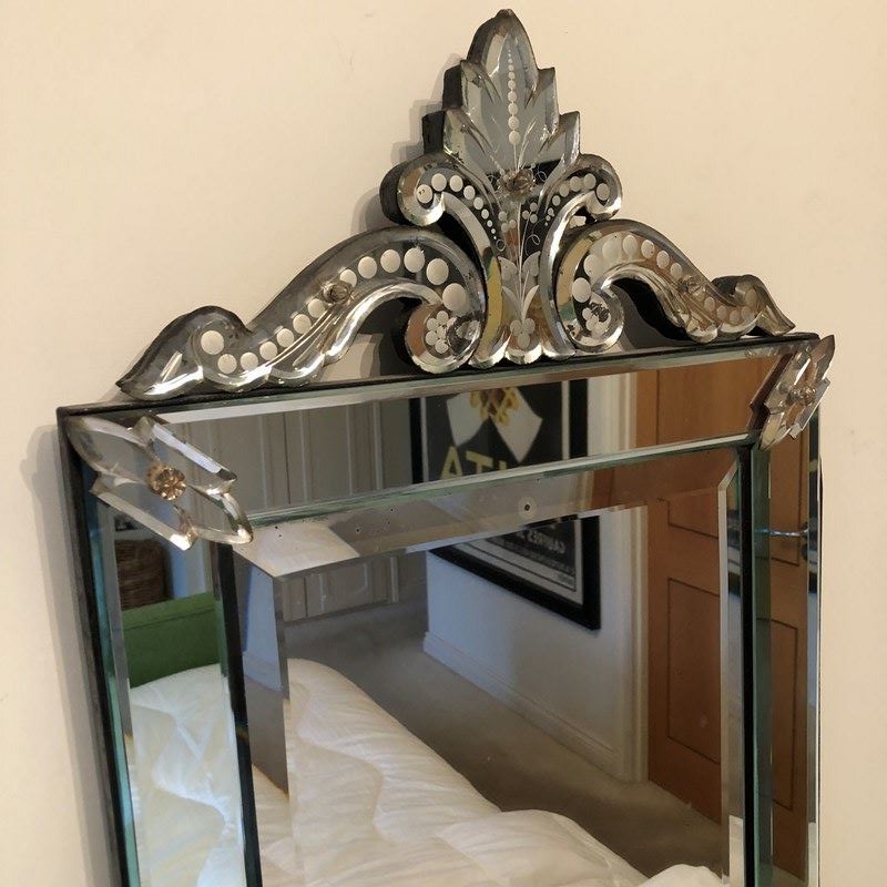 A Petite Venetian Mirror -marchand-antiques-2b03642d-193f-4ace-99ed-2598280c7c2e-main-638173391696120896.jpeg