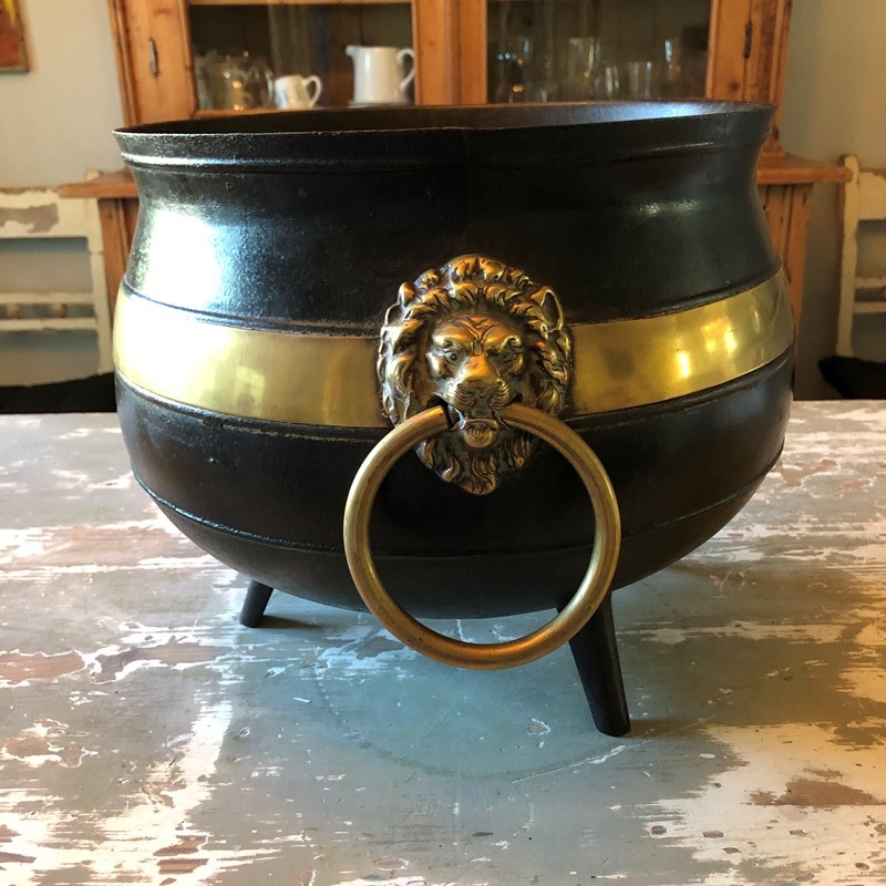 A brass and iron Witches Cauldron -marchand-antiques-34ff88ba-beac-4228-a25f-2fb0c802d7c6-main-637341283650766039.jpeg
