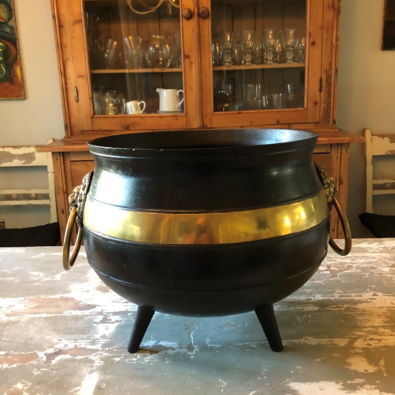 A Brass And Iron Witches Cauldron -marchand-antiques-433ba4a0-ca67-4c0f-b2db-960dacfe401d-main-637341282978308837.jpeg