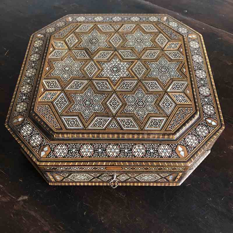 An Octagonal Hoshiarpur Jewellery Box-marchand-antiques-655a6849-2eb6-4840-bb92-2b79f024b66d-main-638173286082215536.jpeg