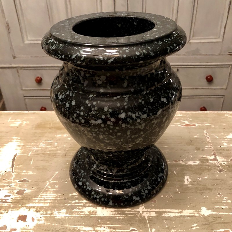 A ceramic faux granite urn -marchand-antiques-75efcf1e-ee90-4e12-b5d8-61573e0104a4-main-637105586241278597.jpeg