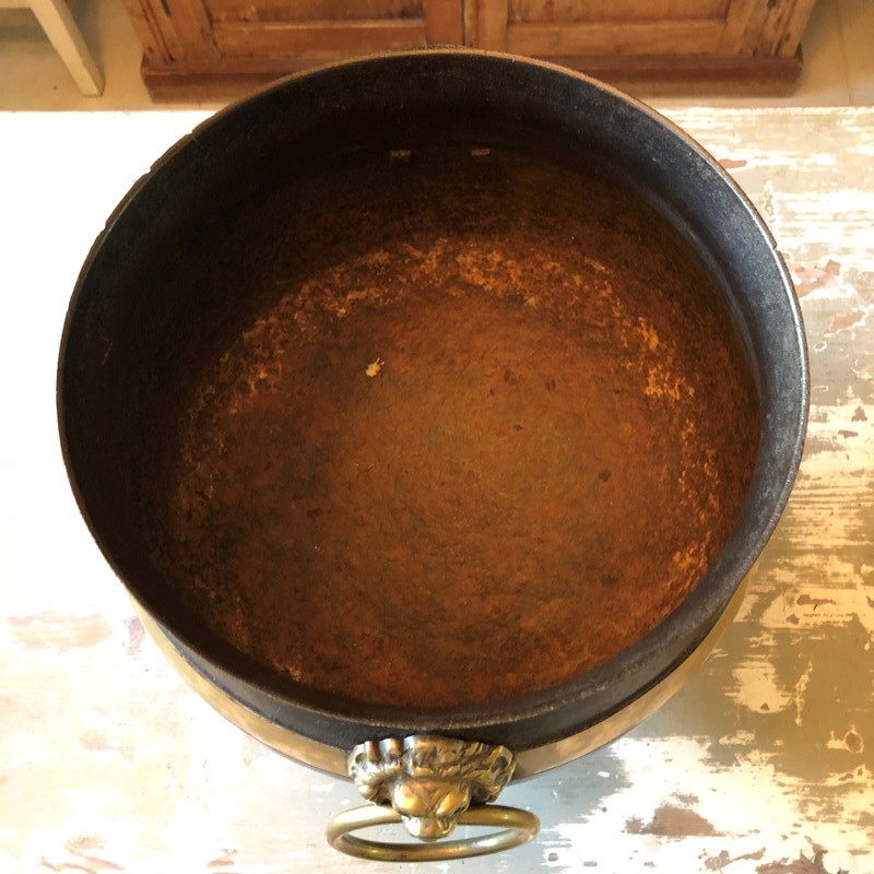 A brass and iron Witches Cauldron -marchand-antiques-a9268ab5-40b9-4436-8867-b0c0971b4504-main-637341283683890898.jpeg