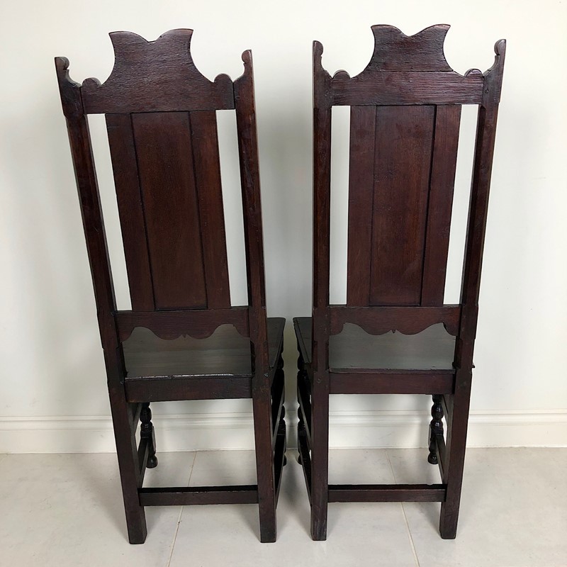 A pair of Quirky Oak Hall / Side Chairs -marchand-antiques-dba1cfd2-e303-4b86-b340-333c752e2966-main-638025693106334685.jpeg