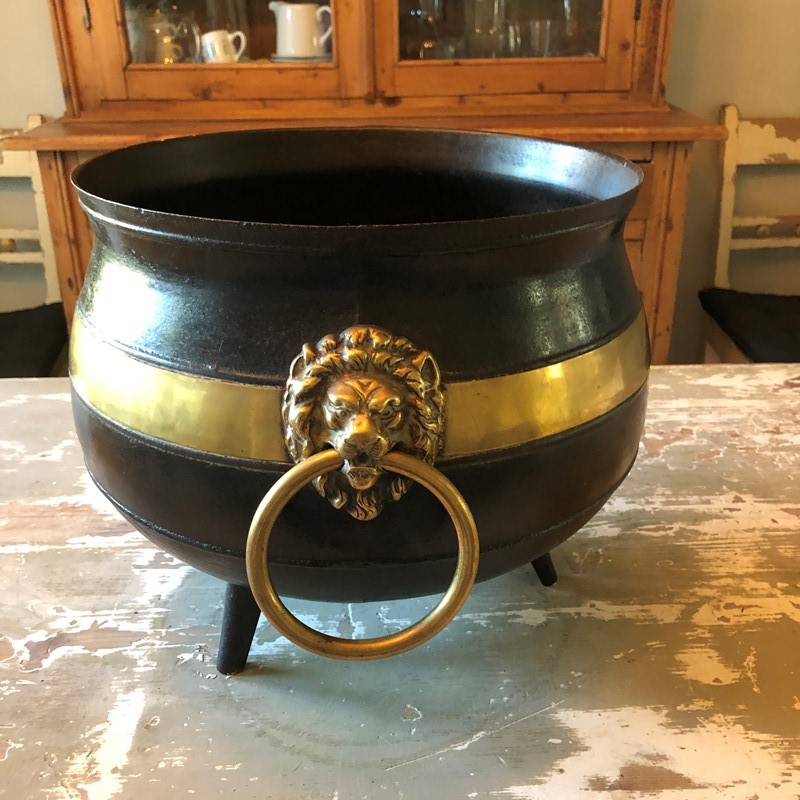 A brass and iron Witches Cauldron -marchand-antiques-dbf76a3b-f299-48c5-bdfd-51d7af071022-main-637341283716234521.jpeg