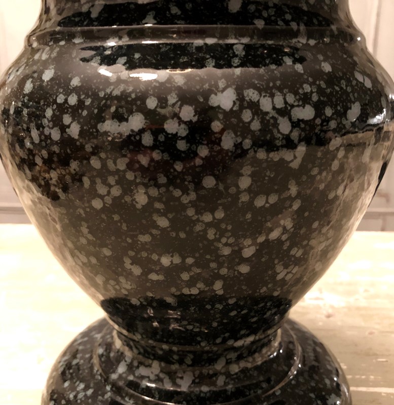 A ceramic faux granite urn -marchand-antiques-e339df1c-cd42-42cb-a6cf-495e51c9c1fe-main-637105586294559485.jpeg