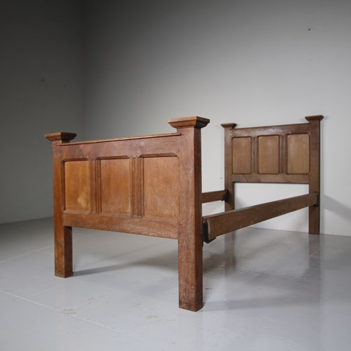 Gordon Russell Antique Oak Bed Designed For The Lygon Arms (3)