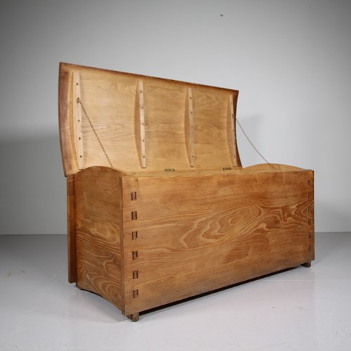 Superb Quality Cotswold School Sweet Chestnut Bedding Box By Roger Cash