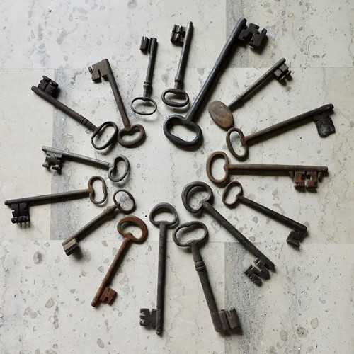 Collection Of 16 Oversized Keys 
