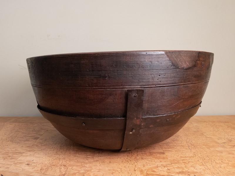 A 19th Century HUGE Iron Strap bowl-nick-jones-img-20200705-115237-main-637304002476144286.jpg