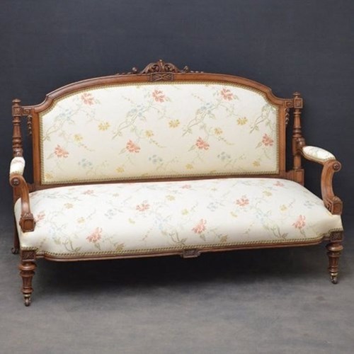 Fine Quality Victorian Sofa - Walnut Settee