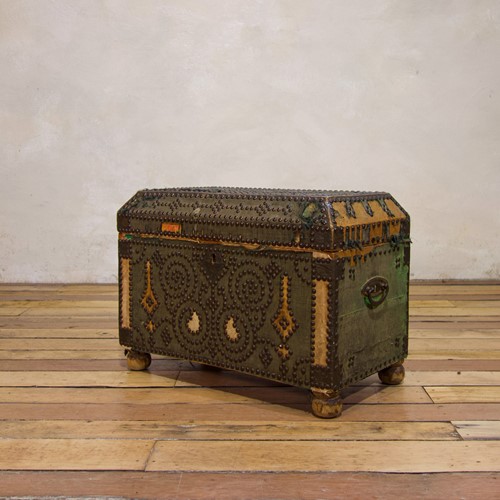 Small 19Th Century French Studded Chest - Trunk