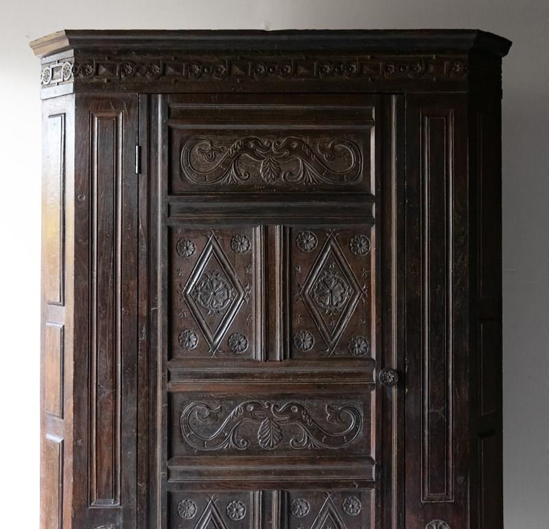 Large Antique Freestanding Carved Oak Corner Cabinet Cupboard, 17Th Century-rag-and-bone-dsc06600jpg-re-edit-main-638427244747175217.jpg