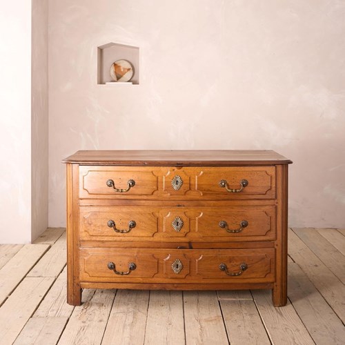 18Th Century Bow Fronted Walnut Chest Of Drawers