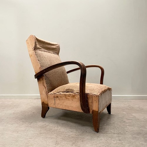 Curved Open Armchair With Headrest