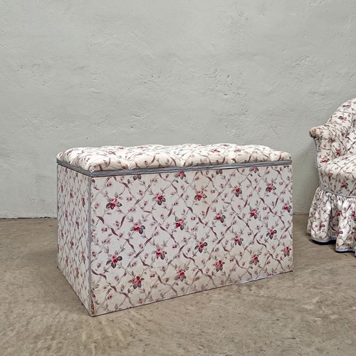 Buttoned Ottoman  ﻿