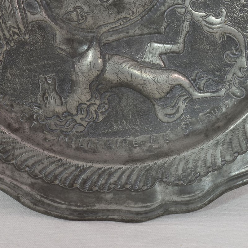19th Century French Pewter Plate with Coat of Arms-tresors-trouves-22001410-main-637870018736761641.JPG