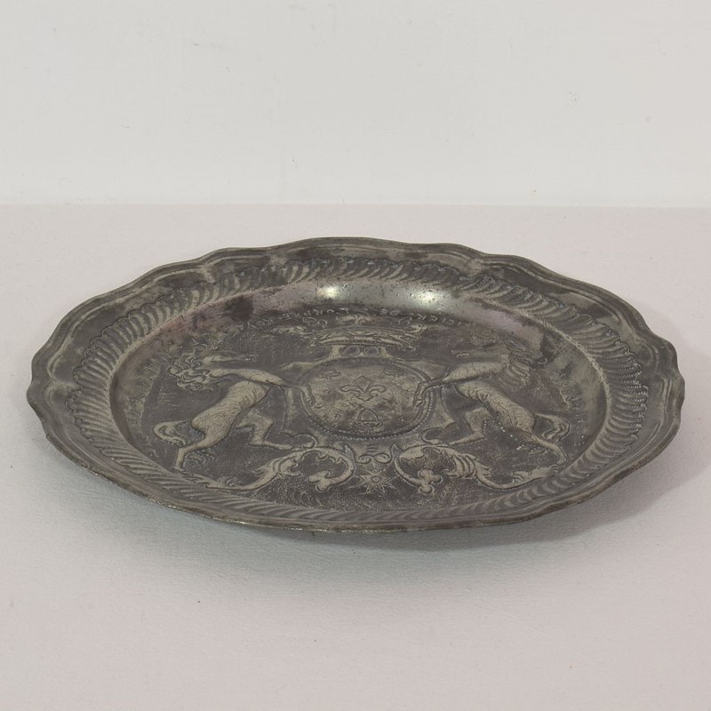 19th Century French Pewter Plate with Coat of Arms-tresors-trouves-22001411-main-637870018742074281.JPG