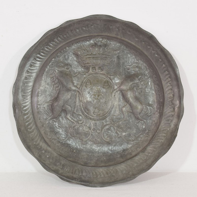 19th Century French Pewter Plate with Coat of Arms-tresors-trouves-22001413-main-637870018750980307.JPG