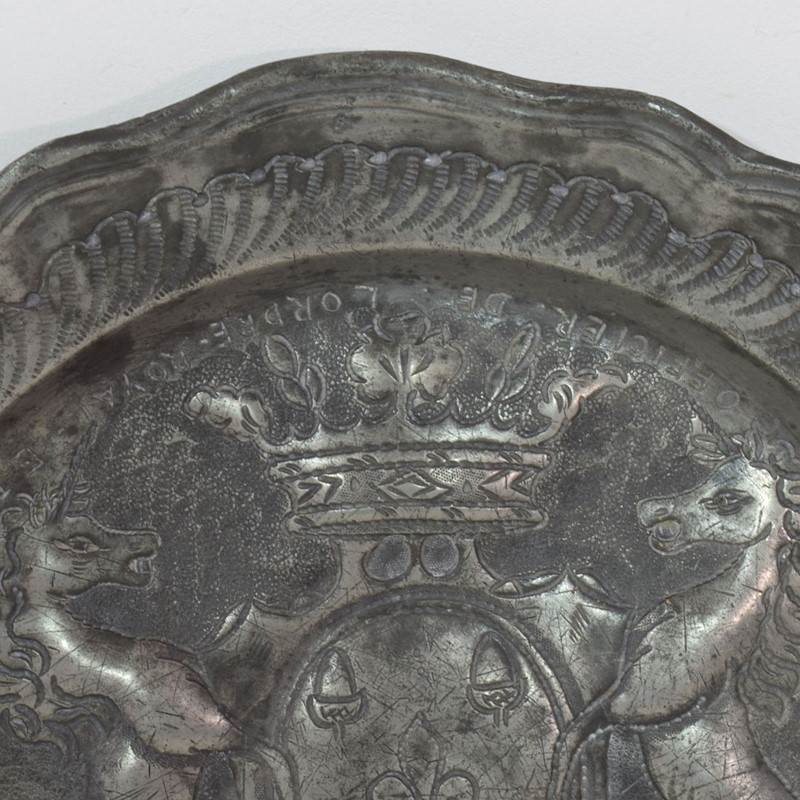 19th Century French Pewter Plate with Coat of Arms-tresors-trouves-2200142-main-637870018695205515.JPG
