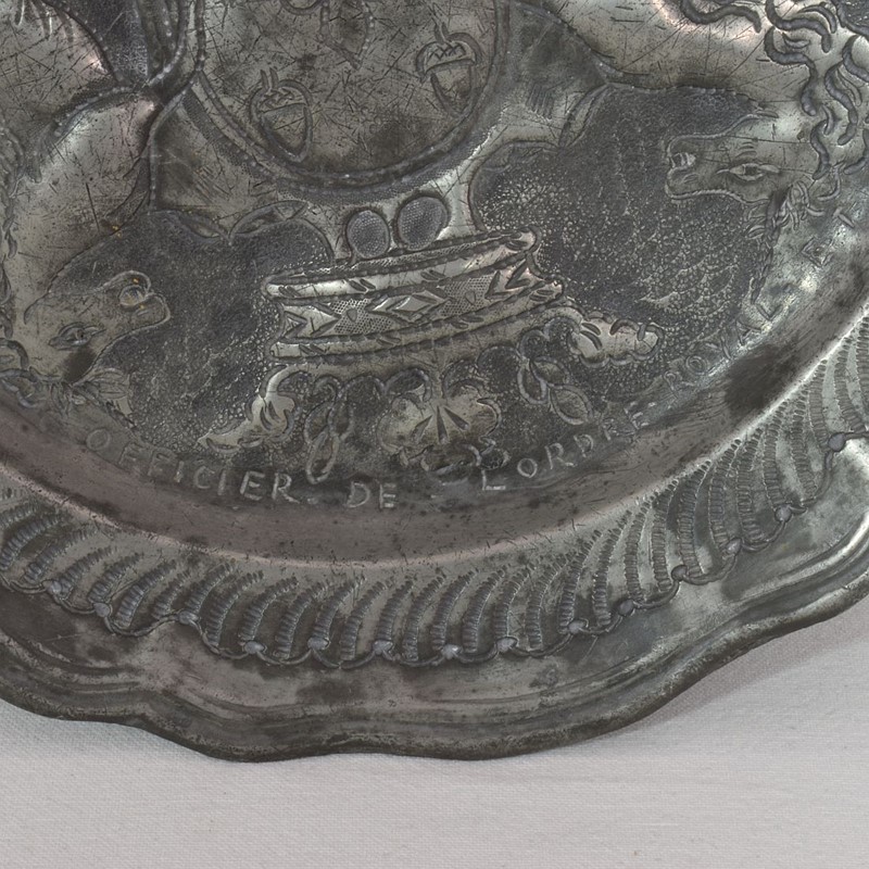 19th Century French Pewter Plate with Coat of Arms-tresors-trouves-2200149-main-637870018731605344.JPG