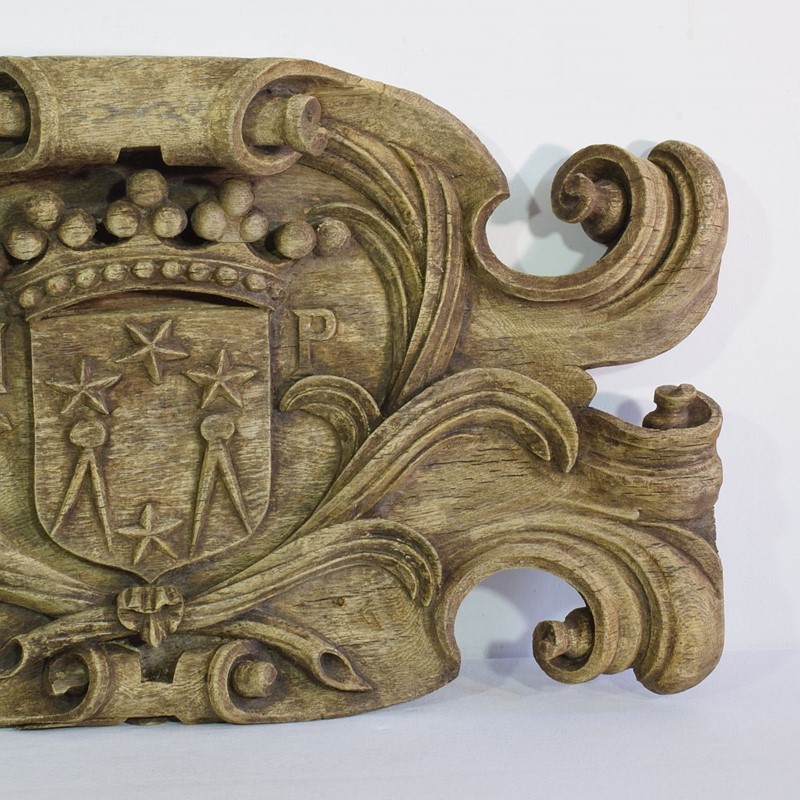 17th/ 18th Century Weathered Oak Coat Of Arms-tresors-trouves-2201919-main-637996522975196499.JPG