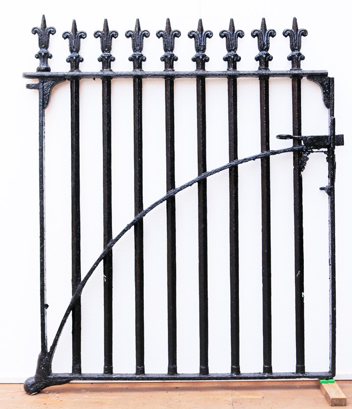 A Reclaimed Victorian Style Cast Iron Side Gate	-uk-heritage-31432-11-main-637776628140390398.jpg