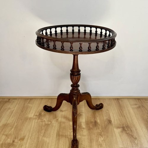 Antique Quality Mahogany Circular Lamp Table 