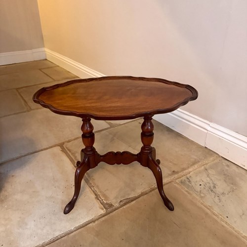 Quality Antique Victorian Mahogany Oval Occasional Table 