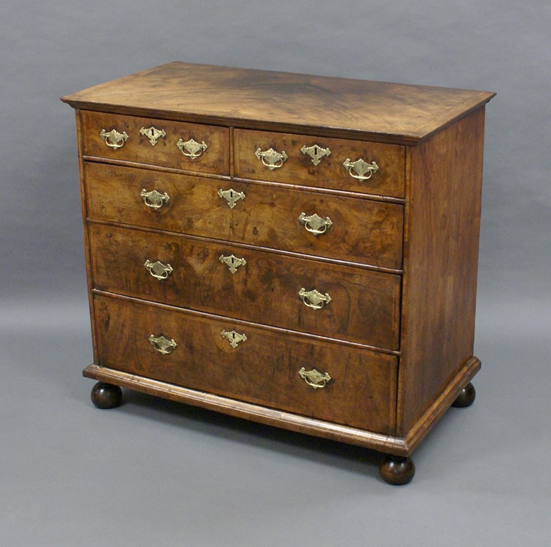 A William & Mary walnut chest of drawers-w-j-gravener-antiques-dsc07354-main-637568510447822219.jpg